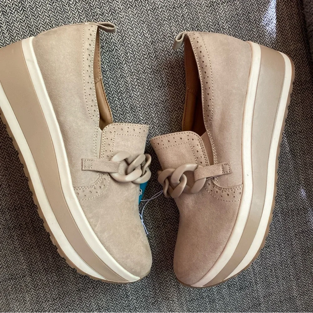 Size 11 Fits like 10-10.5 Mad Love Beige Chain Detail Wedge Loafers